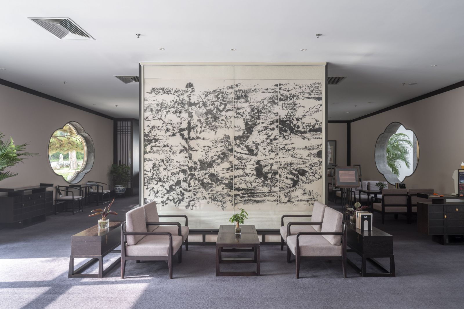 Ink painting by Zao Wou-Ki installed in a room next to the Four Seasons Courtyard of Fragrant Hill Hotel (1979–1982), Beijing 2021 (Photo: © Tian Fangfang)
