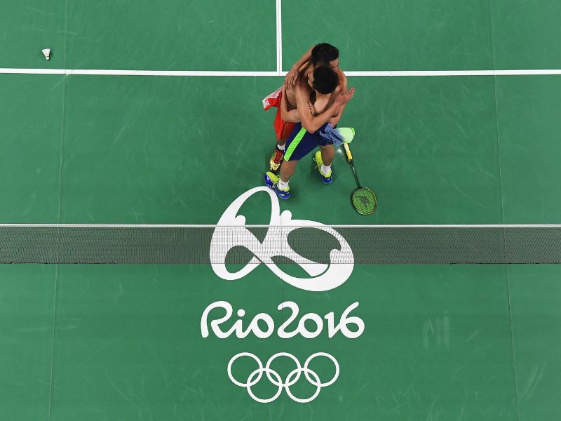 Lee Chong Wei embraces Lin Dan after winning, 2016 (Photo: Richard Heathcote)