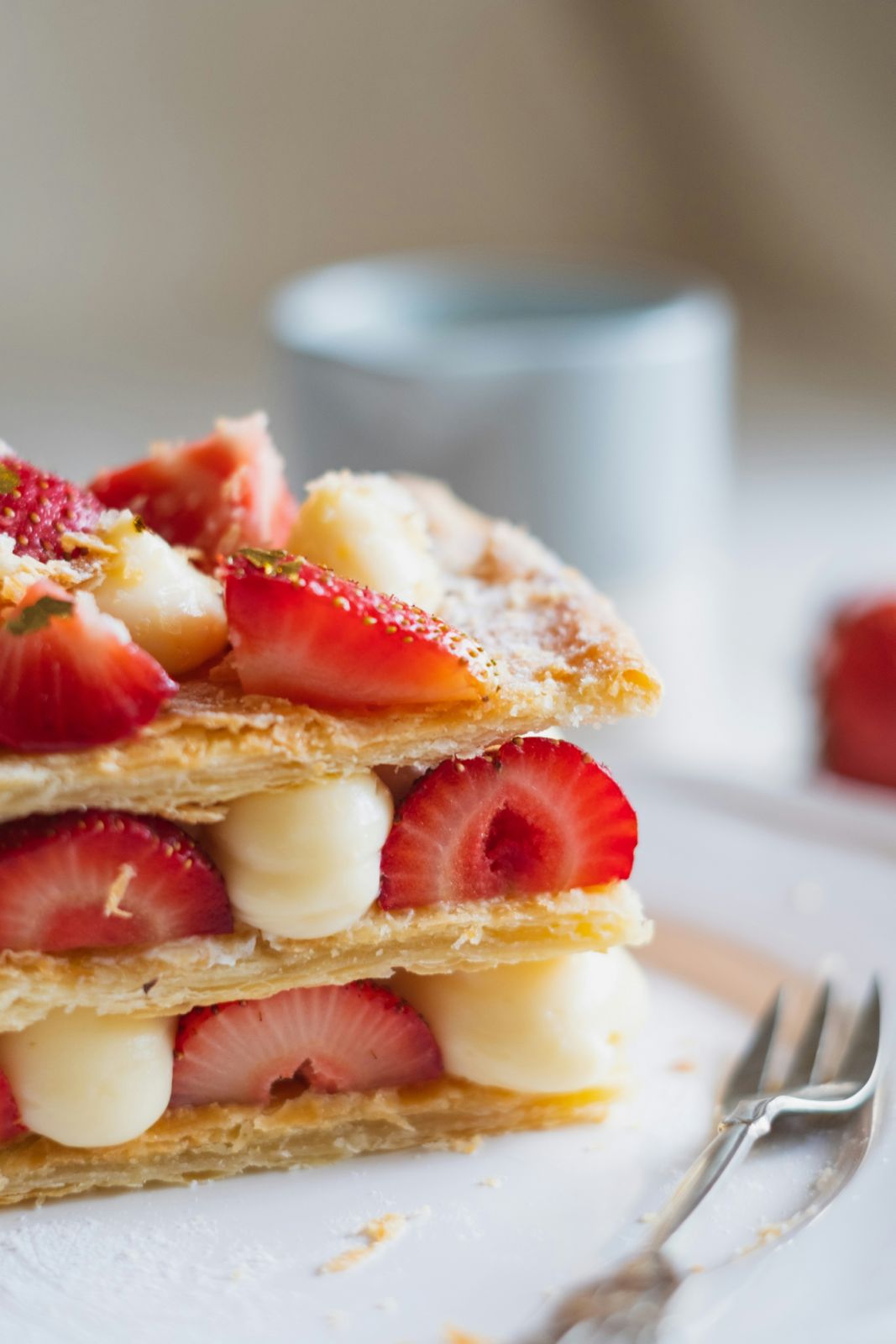 A mille-feuille filled with strawberries (Photo: Unsplash)
