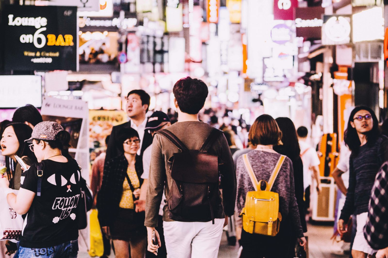 Orang ramai di Myeongdong, daerah beli-belah paling sibuk di Seoul. (Photo: Unsplash)