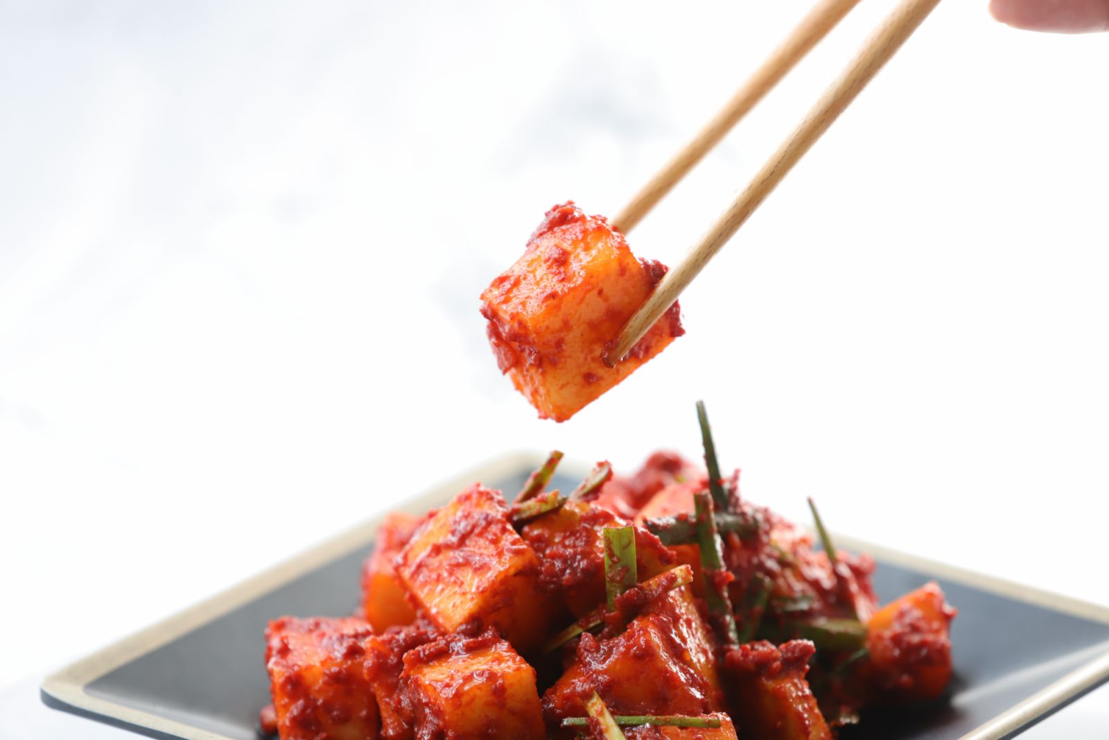 Kimchi lobak putih dadu antara jenis kimchi kegemaran dalam hidangan Korea. (Photo: Pixabay)