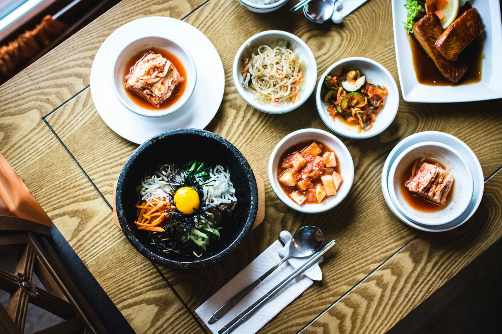 Aneka sayuran, daging perap, bersama telur menyelimuti nasi panas–gaul kesemuanya untuk menikmati bibimbap enak. (Photo: Unsplash)