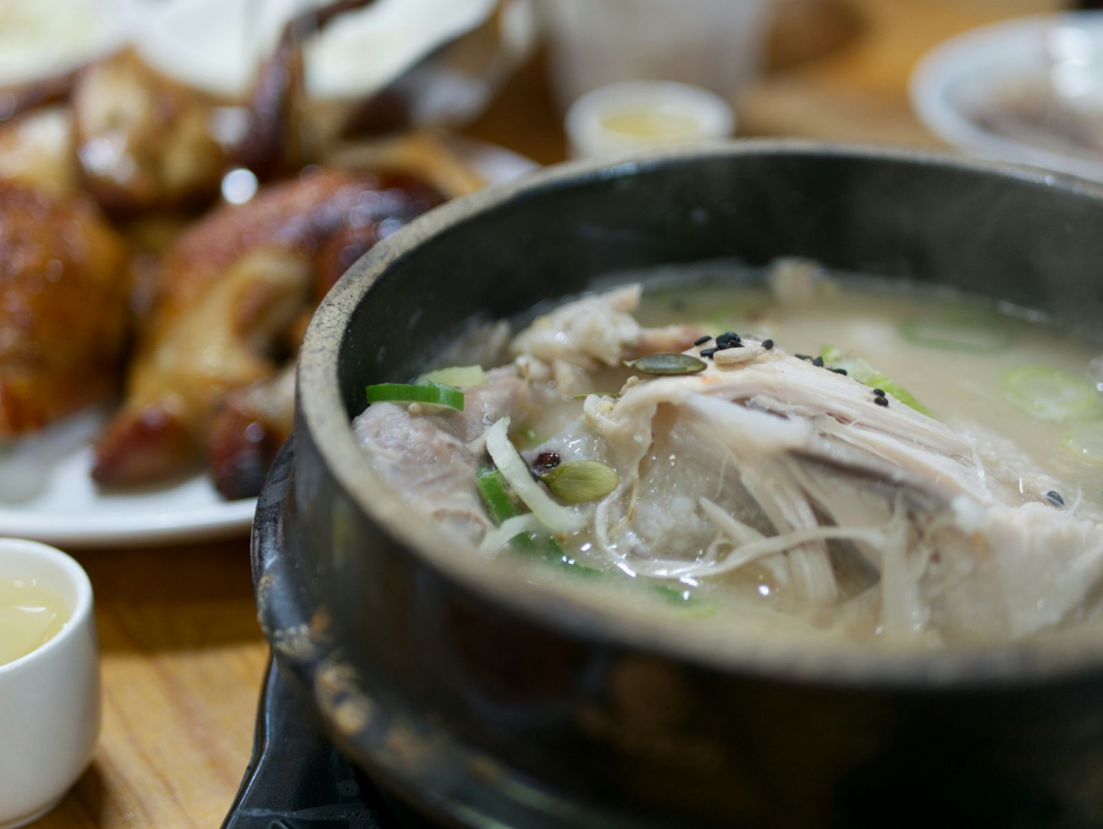 Warga tempatan percaya samgyetang dapat tingkatkan pengaliran darah dan memulihkan tenaga serta selera dan juga mengurangkan panas badan. (Photo: Unsplash)