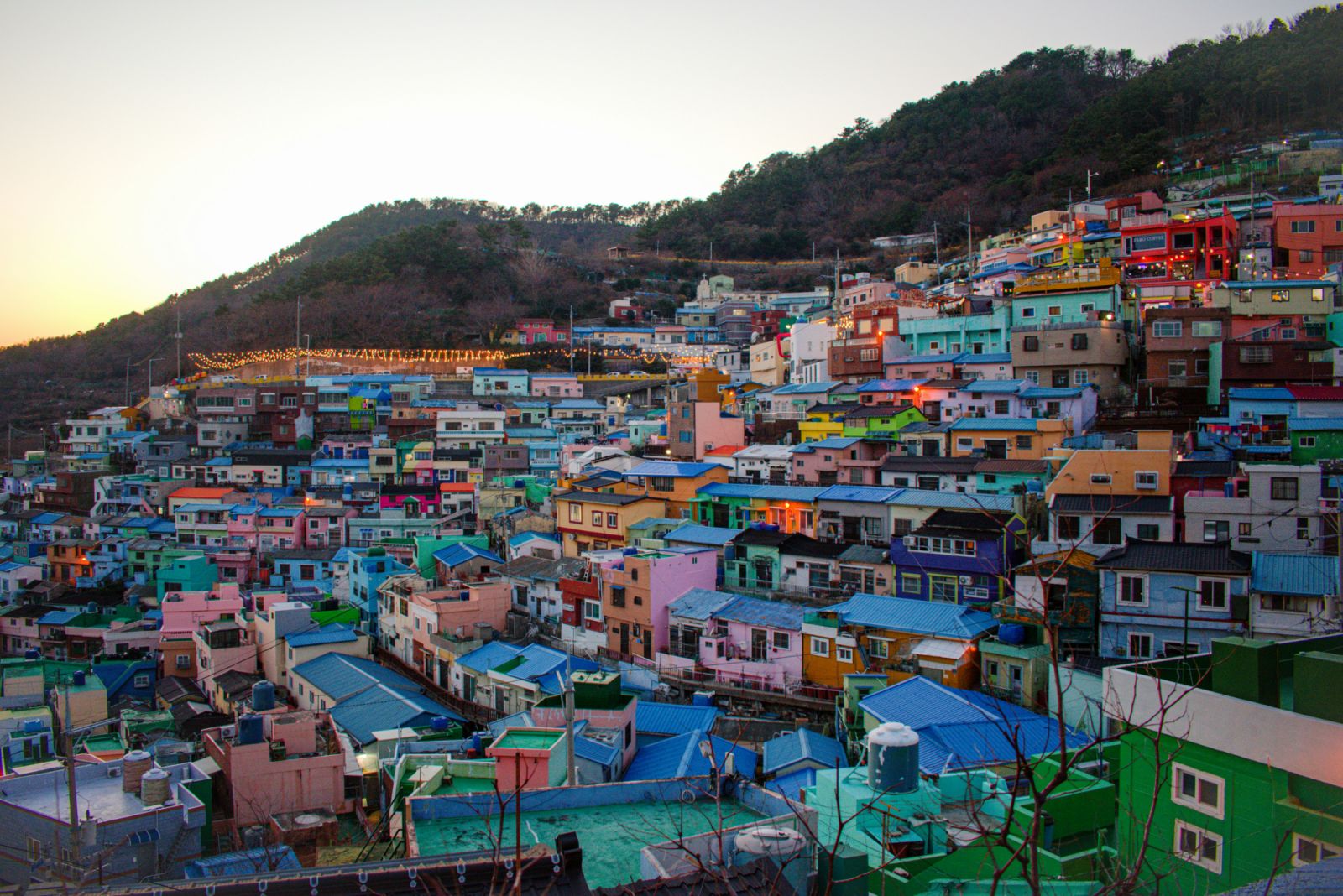 Perkampungan Budaya Gamcheon di Busan menampilkan binaan warna-warni, lukisan mural, kedai, dan kafe. (Photo: Unsplash)