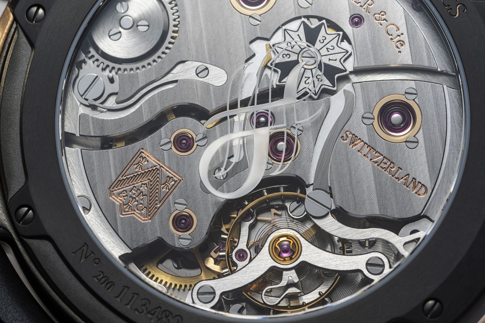 Sincere's 7th anniversary logo appears on the caseback