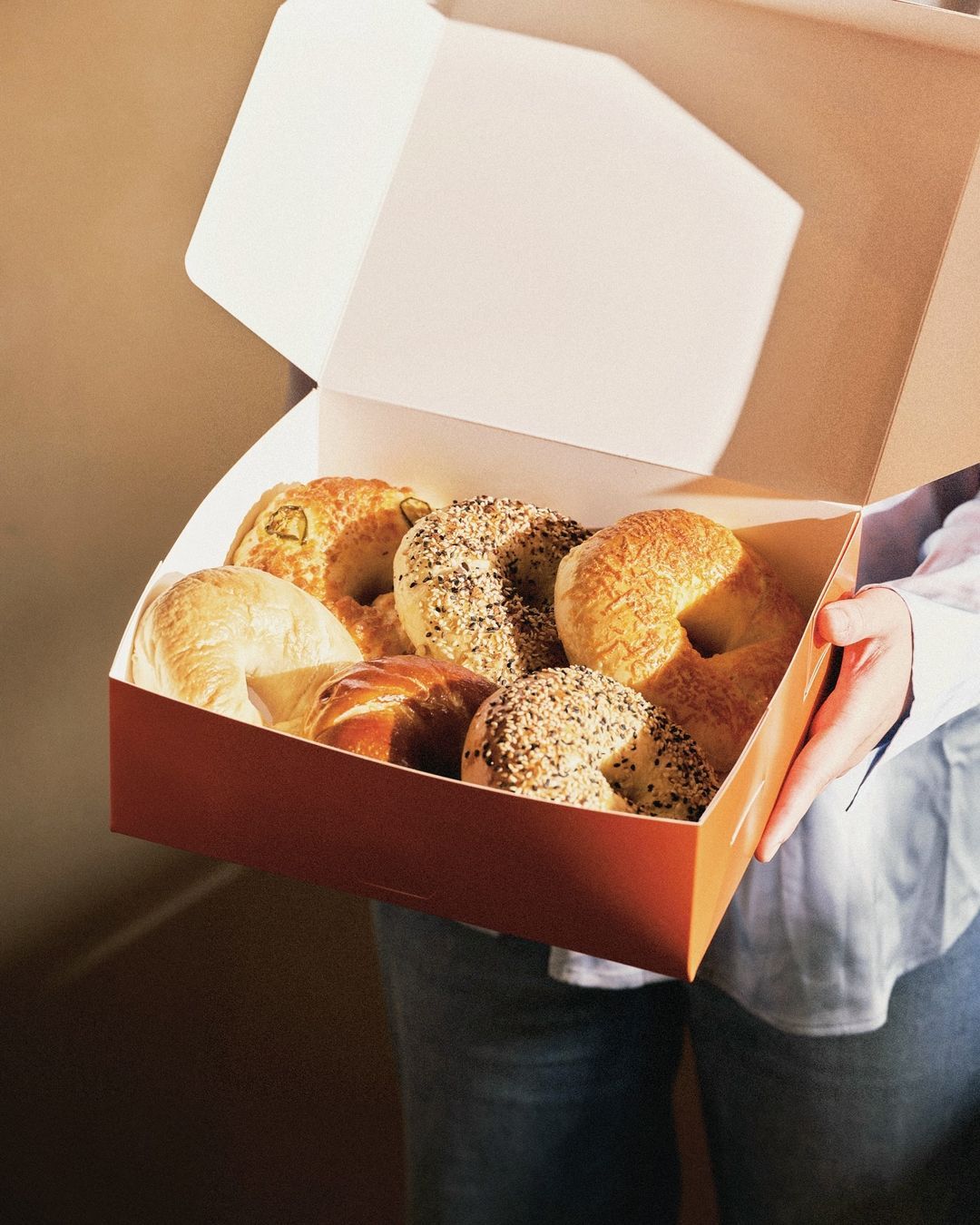 A box of freshly baked bagels (Photo: Instagram / @estelle.msia)