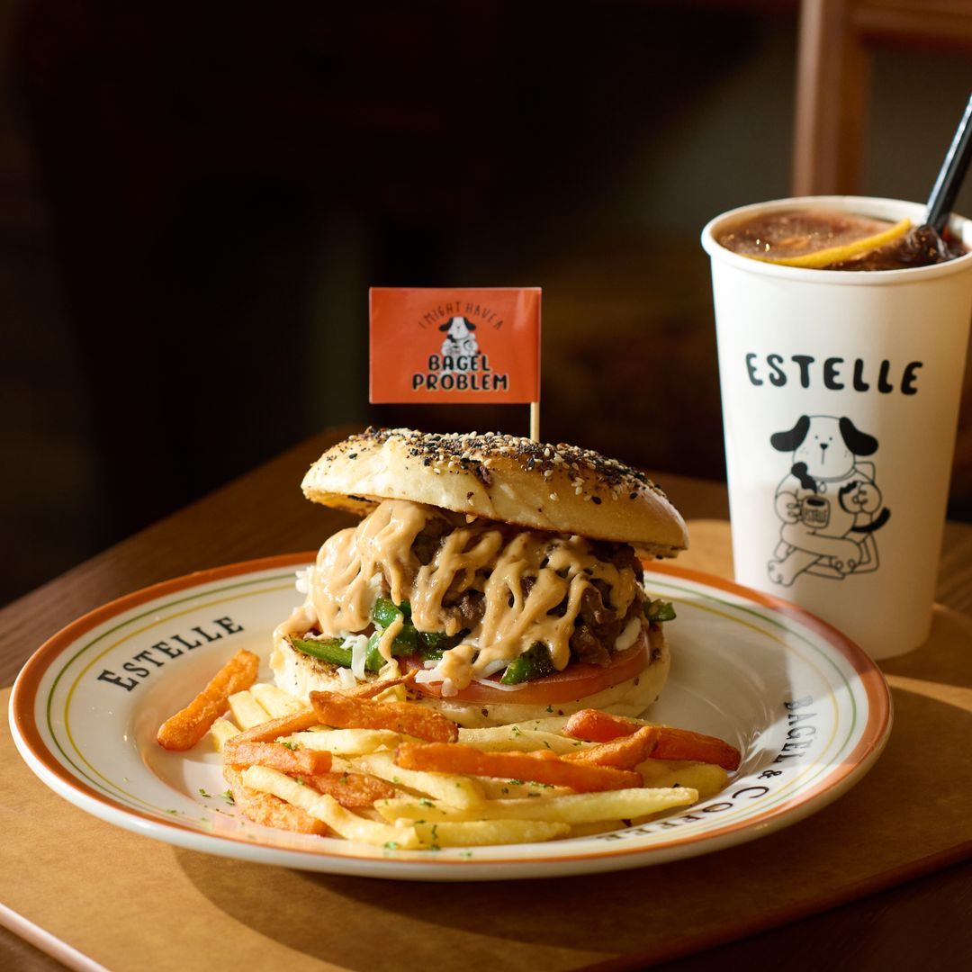 A cheesesteak bagel sandwich (Photo: Instagram / @estelle.msia)