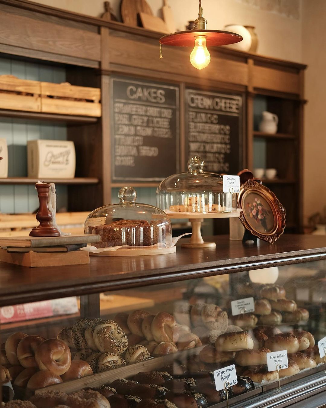 A pastry case lined with bagels (Photo: Instagram / @grumpybagels)