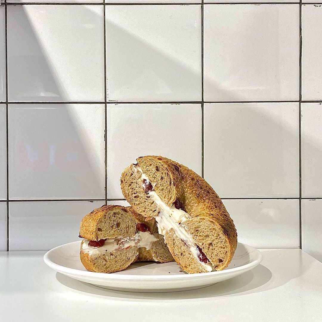 A cinnamon raisin bagel with cranberry cream cheese (Photo: Instagram / @parksbagelsmy)