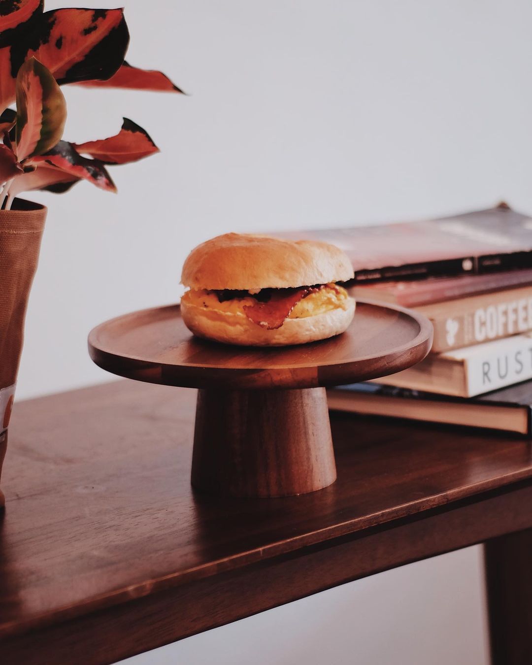 A bacon and egg bagel (Photo: Instagram / @takefivecb)