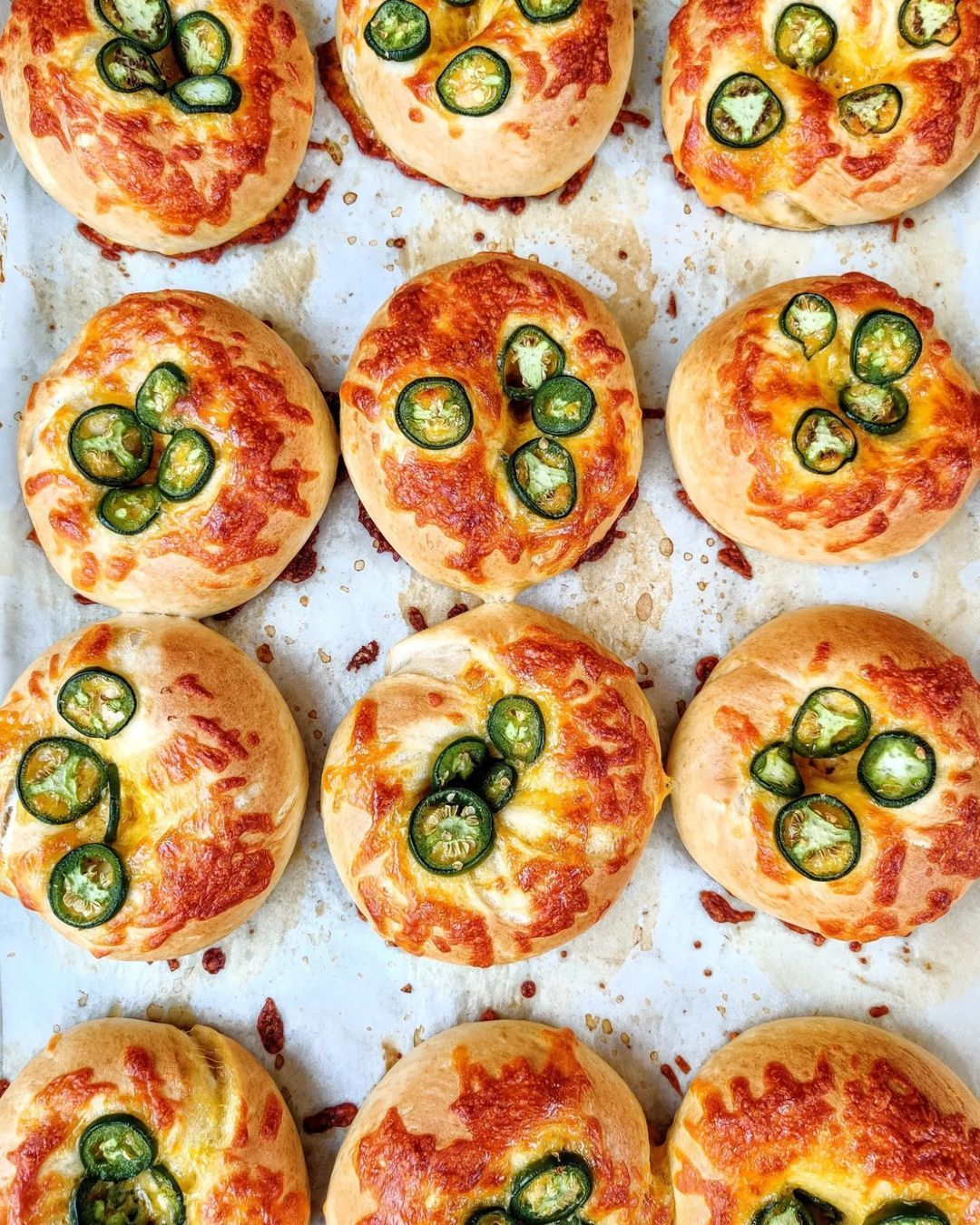 Jalapeño and red cheddar bagels (Photo: Instagram / @bagelicious.by.nai)