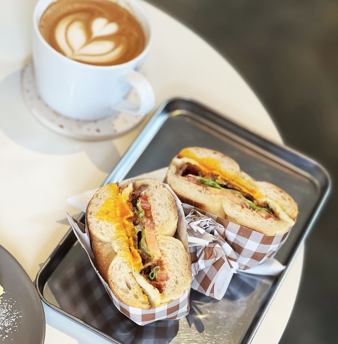 A bagel filled with pancetta and eggs (Photo: Instagram / @aroundthecoffeeshops)