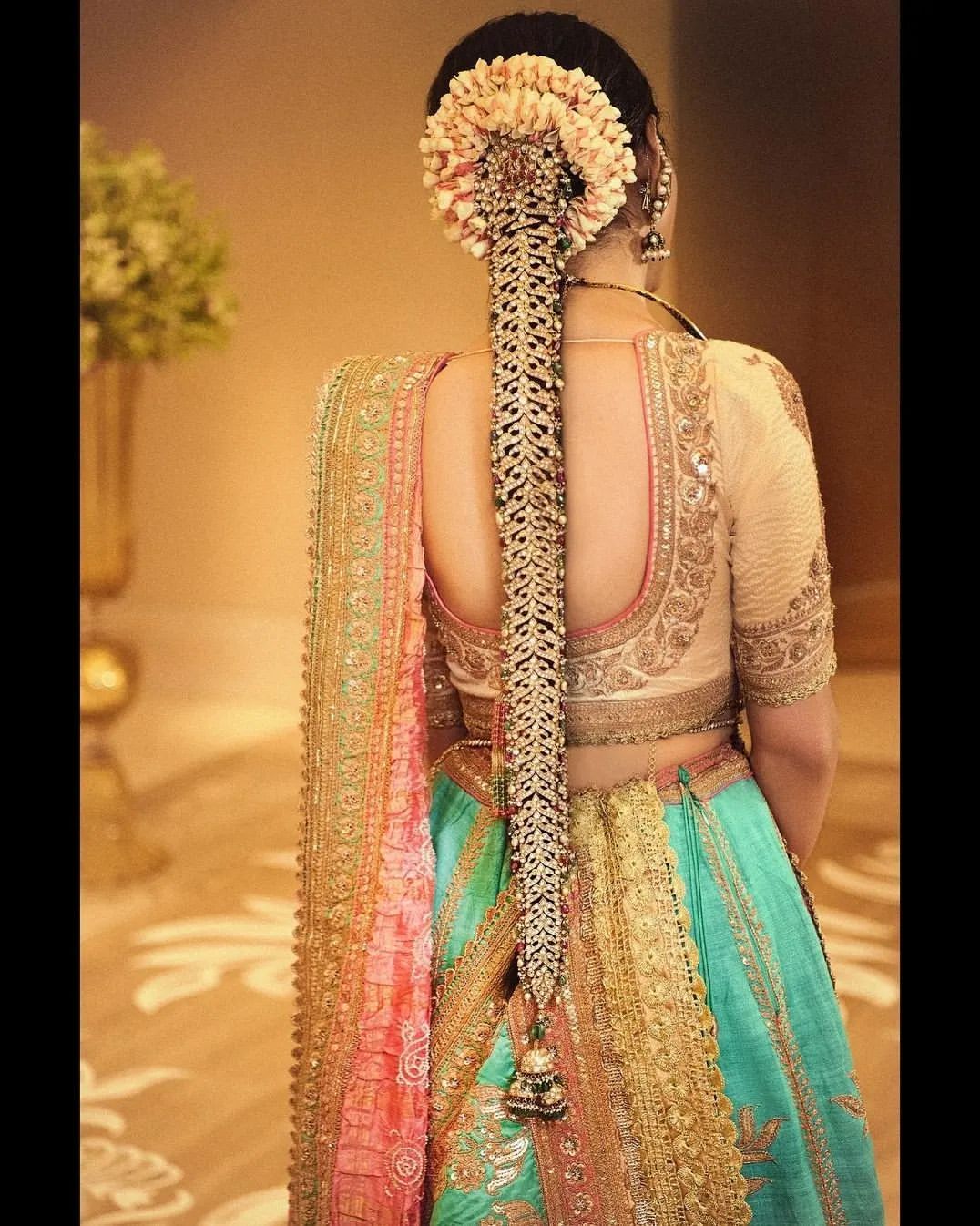 The traditional braid ornament studded with gemstones (Photo: courtesy of instagram.com / ambani_update)