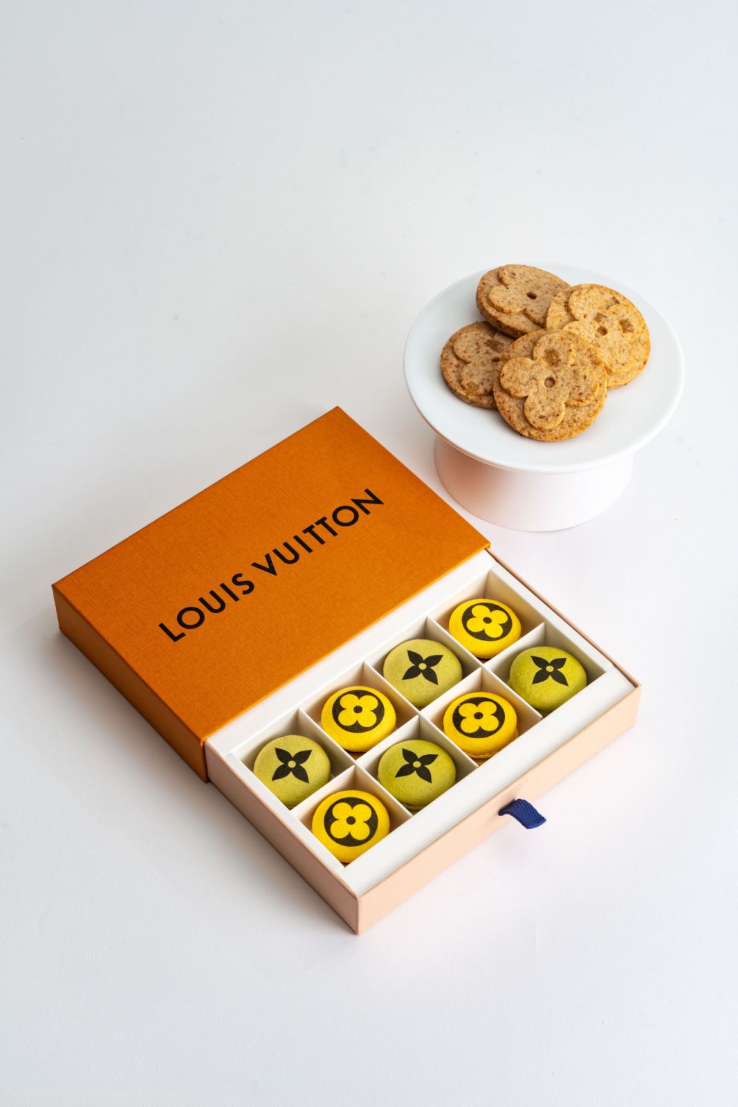 馬卡龍外帶禮盒以及Monogram花朵標誌餅乾外帶禮盒。（Photo: Louis Vuitton）