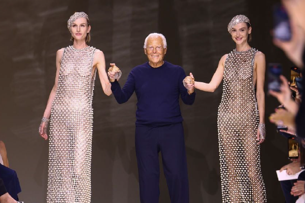 在 Giorgio Armani Privé 2024 秋冬高訂大秀上,Armani 先生挽著模特兒謝幕,在眾人的歡呼聲中迎來了 90 歲大壽。 (Photo: Marc Piasecki/WireImage)