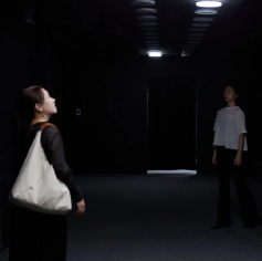 黑暗展區透過聲光藝術作品,帶給觀眾強烈感官體驗,重現生活中常見的建築痛點。圖/寶舖建設提供