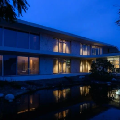屋主 Henry 坐在廊道上的窗邊欣賞湖濱優美景致。(Photo: Hank Tsai/Tatler Homes)