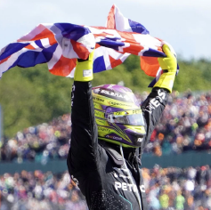 Lewis Hamilton 睽違 945 天拿下 F1 2024 年英國銀石大獎賽冠軍！ (Photo： Matthew Vincent/PA Images via Getty Images)