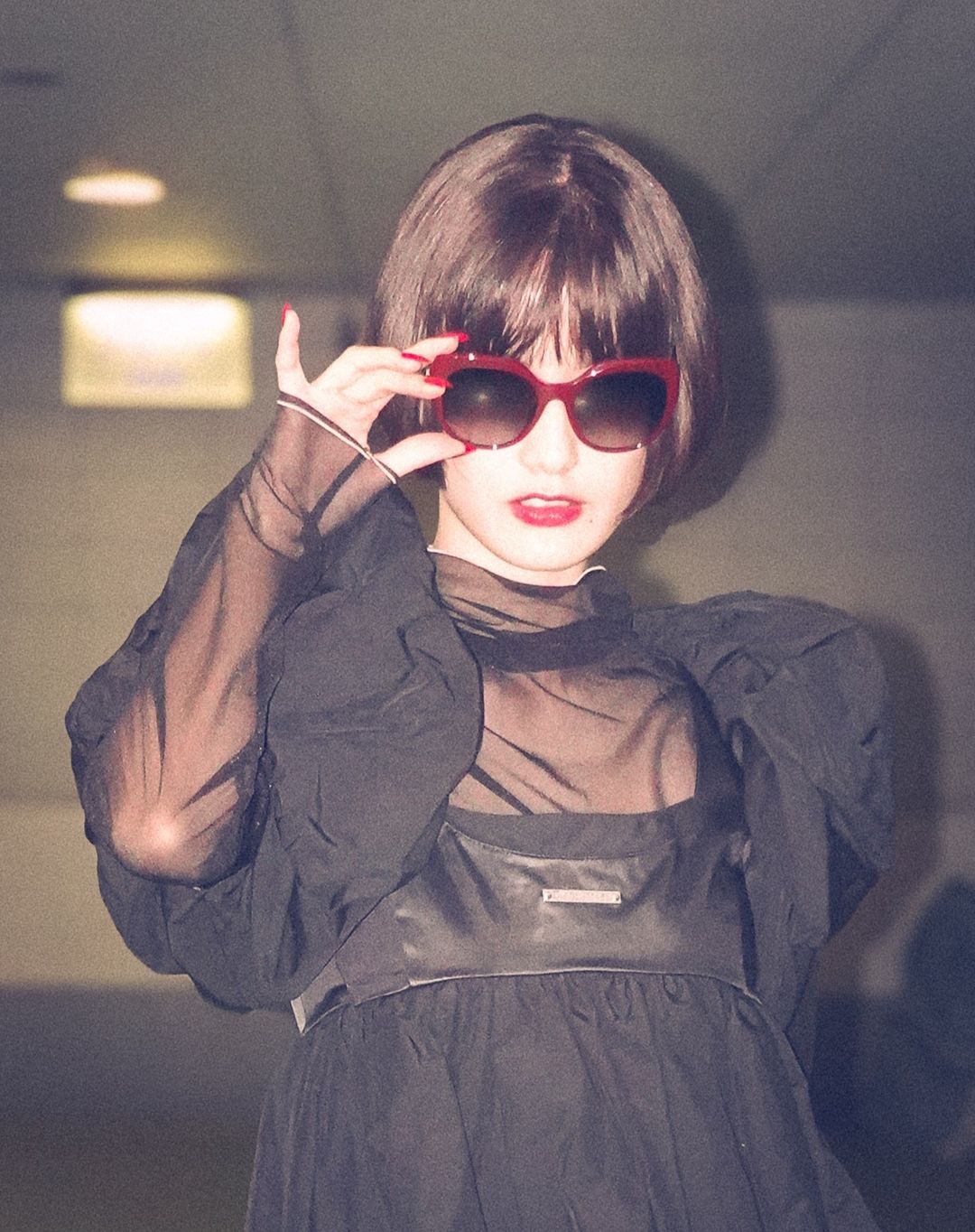 由橋本愛飾演的南舞在夜晚似乎有不為人知的身份。(Photo: Instagram @shinjyuku_yasen)