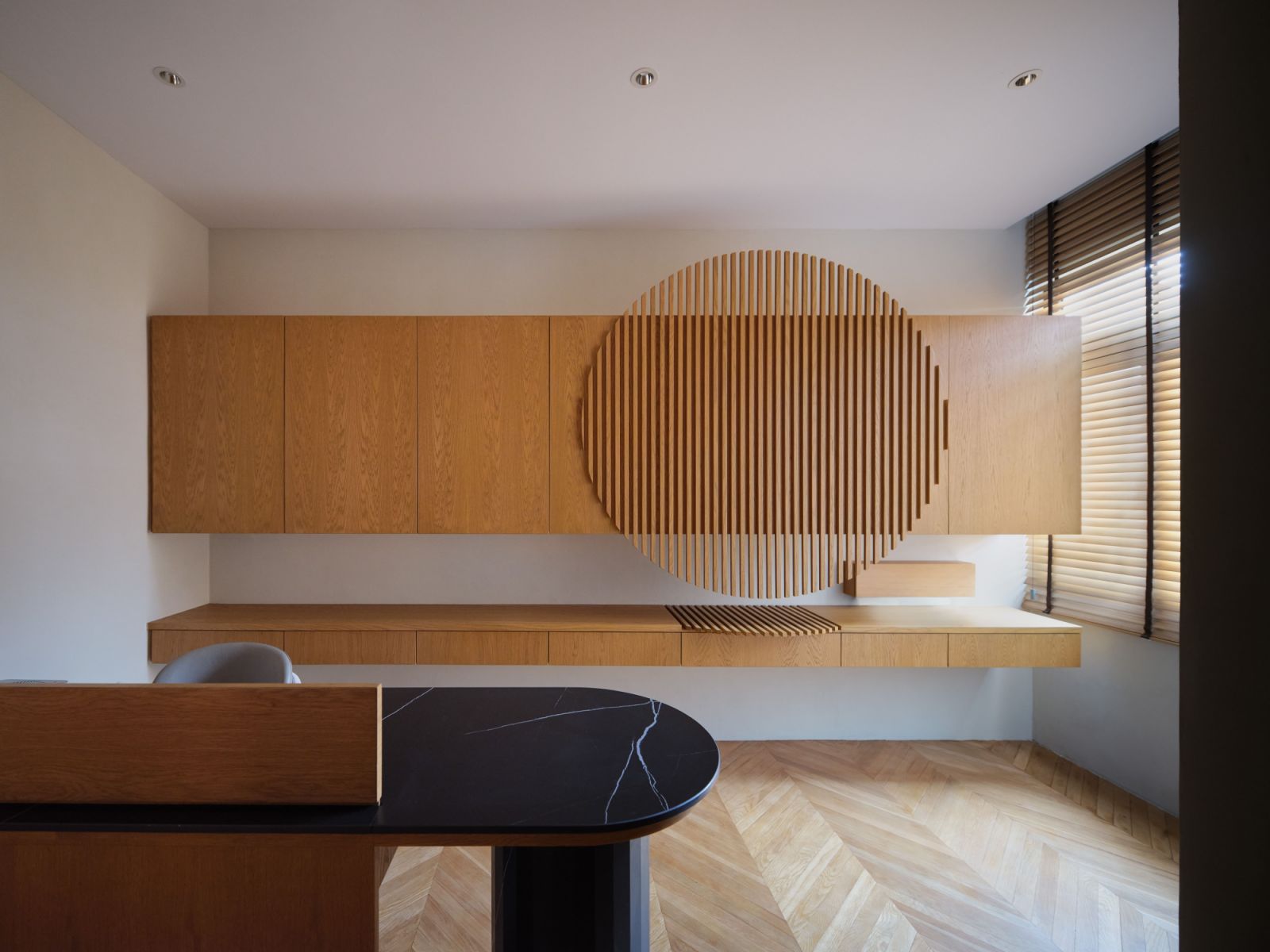 The slatted wood details;