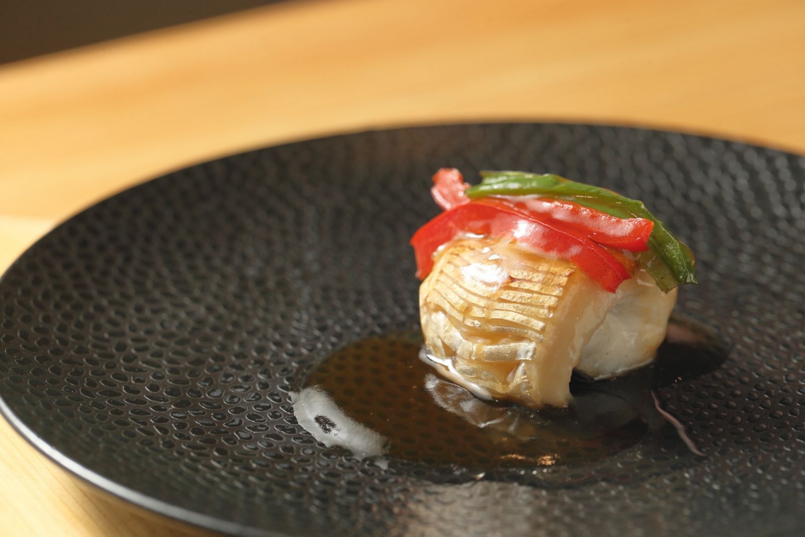 太刀魚、紅、黃、青椒絲、日式甜醋醬。（Photo:壽司芳）