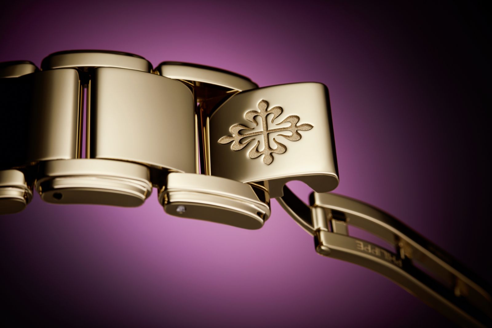 Engraving on the clasp of the Twenty~4 Reference 4910-1201R-010 (Photo: Courtesy of Patek Philippe)