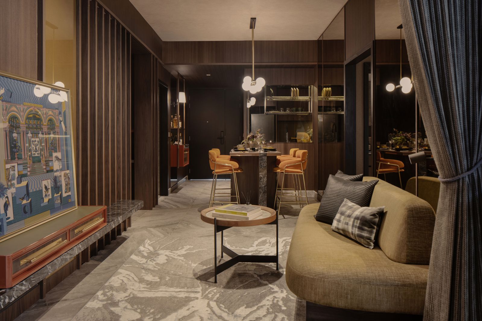 The ample use of dark wood and warm colours impart a cosy atmosphere to the show unit
