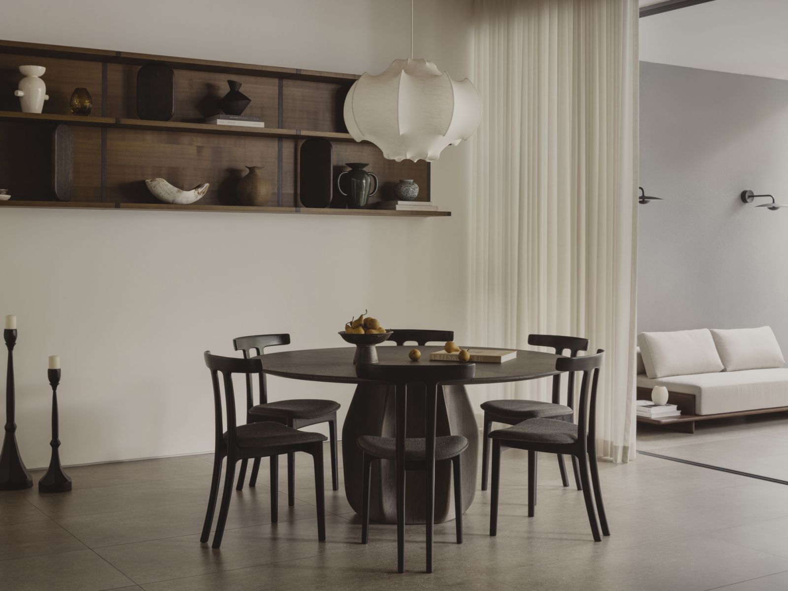 The sculptural Asterias dining table from Molteni & C with T Chairs from Carl Hansen & Søn, along with the Viscontea lamp from Flos