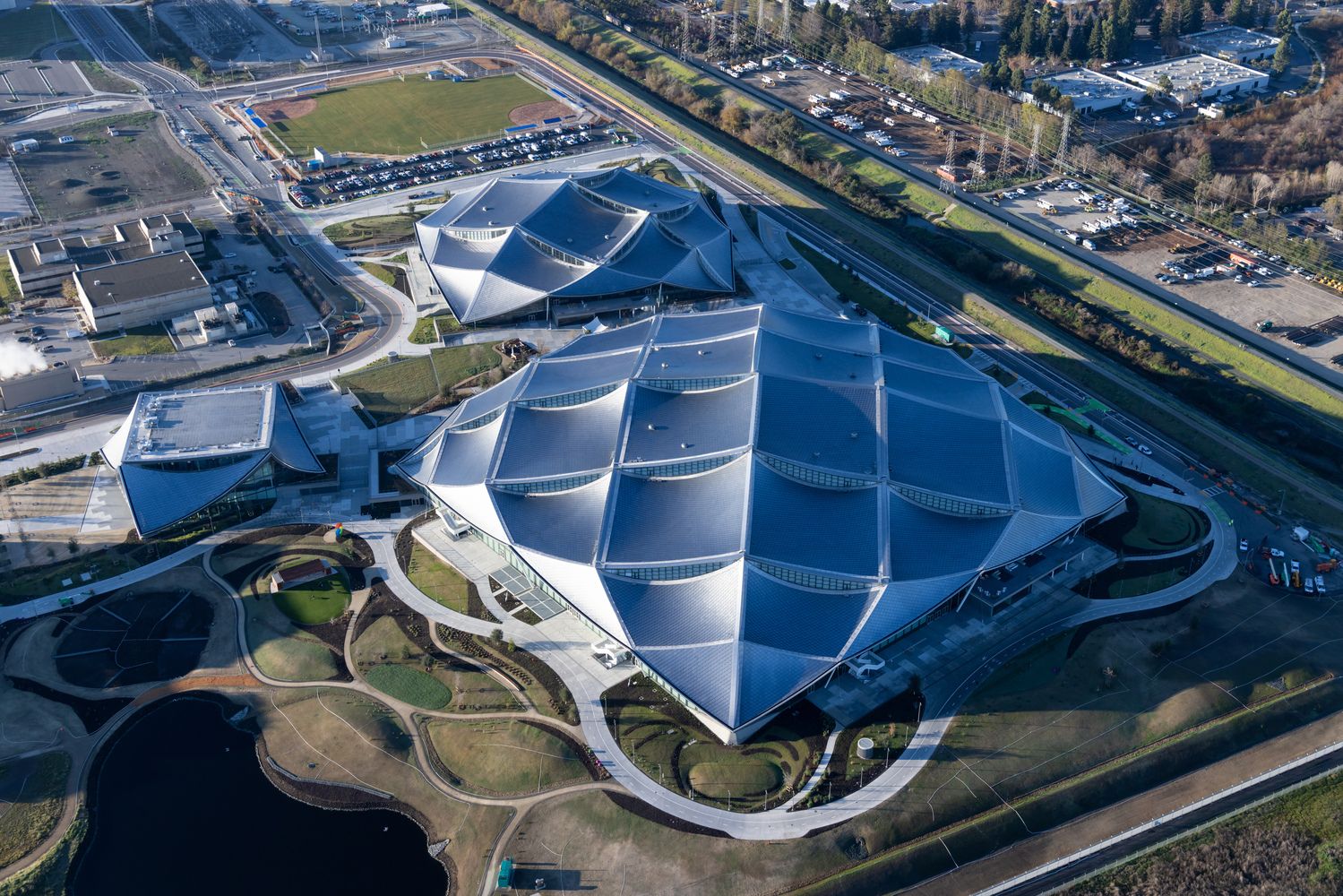 The “dragon scale” solar skin roof made up of 50,000 solar panels (Photo: Iwan Baan, @officialheatherwickstudio / Instagram)