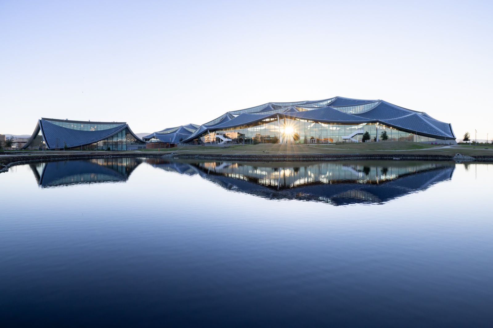 Google's Mountain View campus aims to enable  24/7 carbon-free energy operation by 2030 (Photo: Iwan Baan / Google)