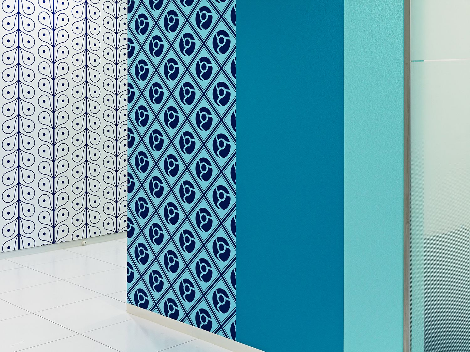 Playful wallpaper designs with Google's browser icon (Photo: Daici Ano / Koichi Torimura, @klein_dytham_architecture / Instagram)