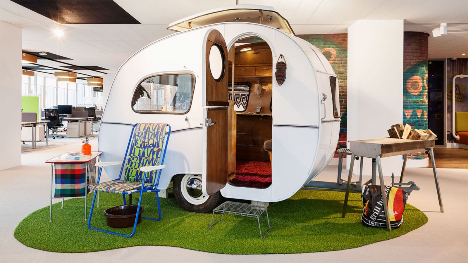 A 1960s caravan serves as an unconventional meeting space (Photo: Alan Jansen, @ddockdesign / Instagram)