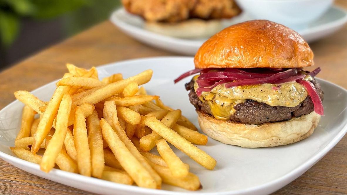 Burger Labo's succulent patties served between two fully buns from Bakery Brera (Photo: Facebook.com / @burgerlabo)