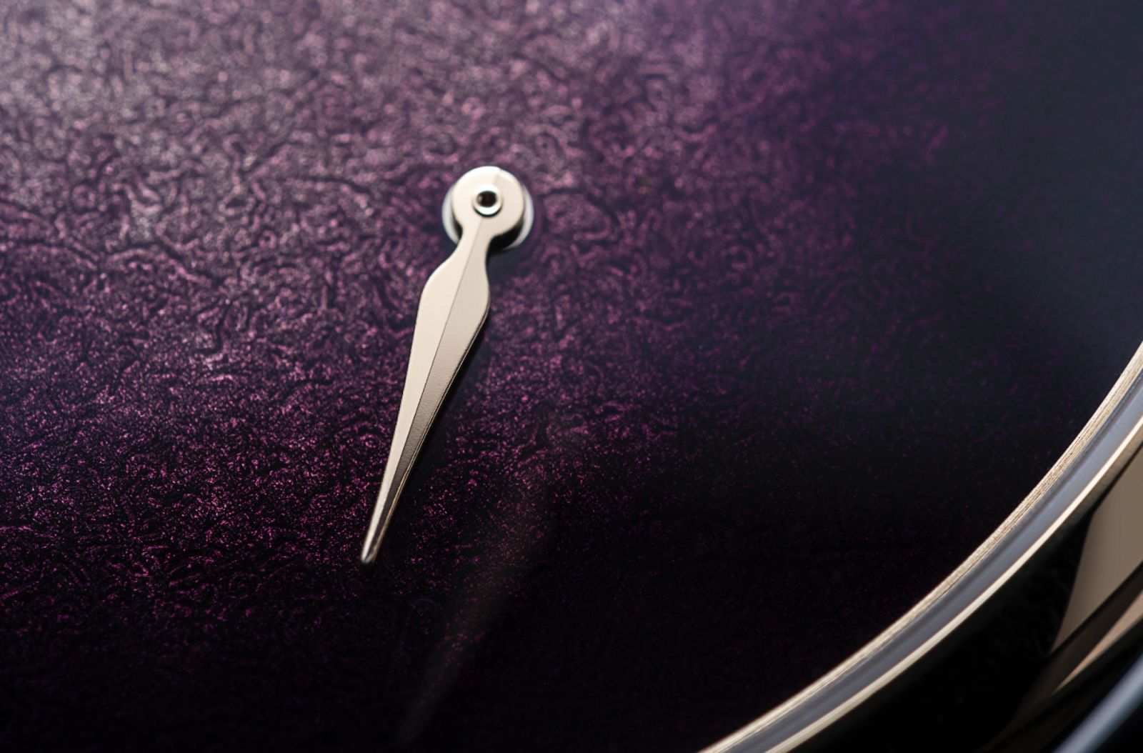 นาฬิกา Pioneer Perpetual Calendar Concept MD Purple Enamel SincerePlatinum Jubilee Edition (ภาพ: H.Moser & Cie)