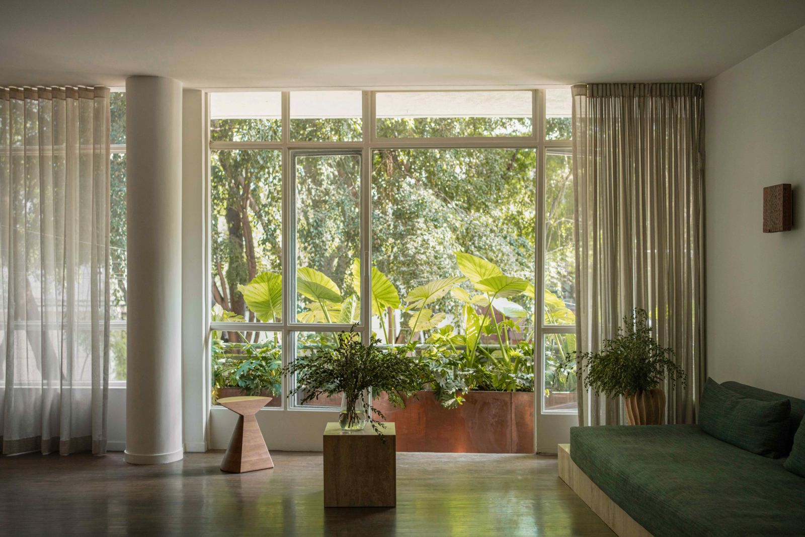 The common/living area overlooking the lush pockets in the neighbourhood (Photo: Fabian Martinez)