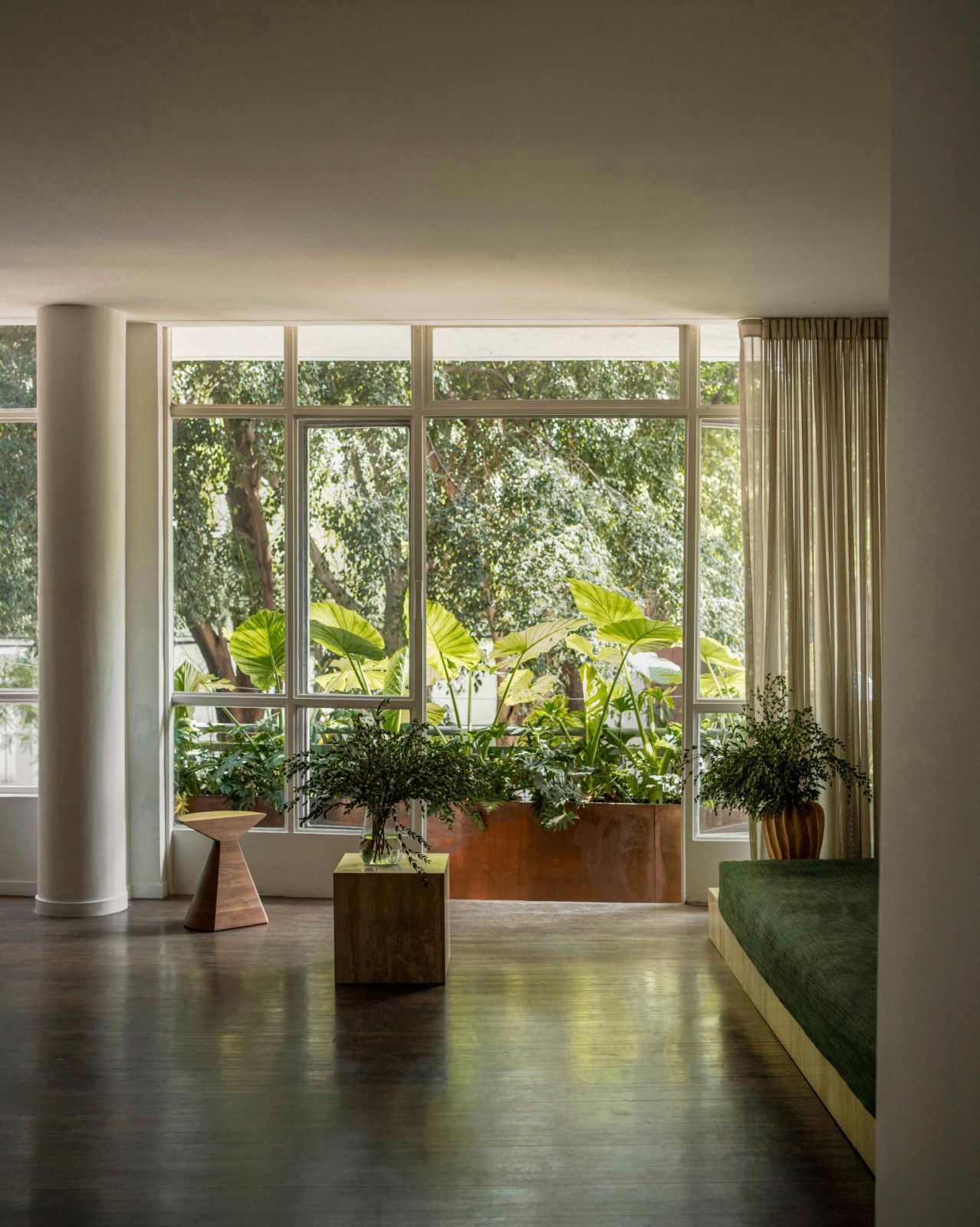 A sense of connectivity with the lush greenery outside (Photo: Fabian Martinez)