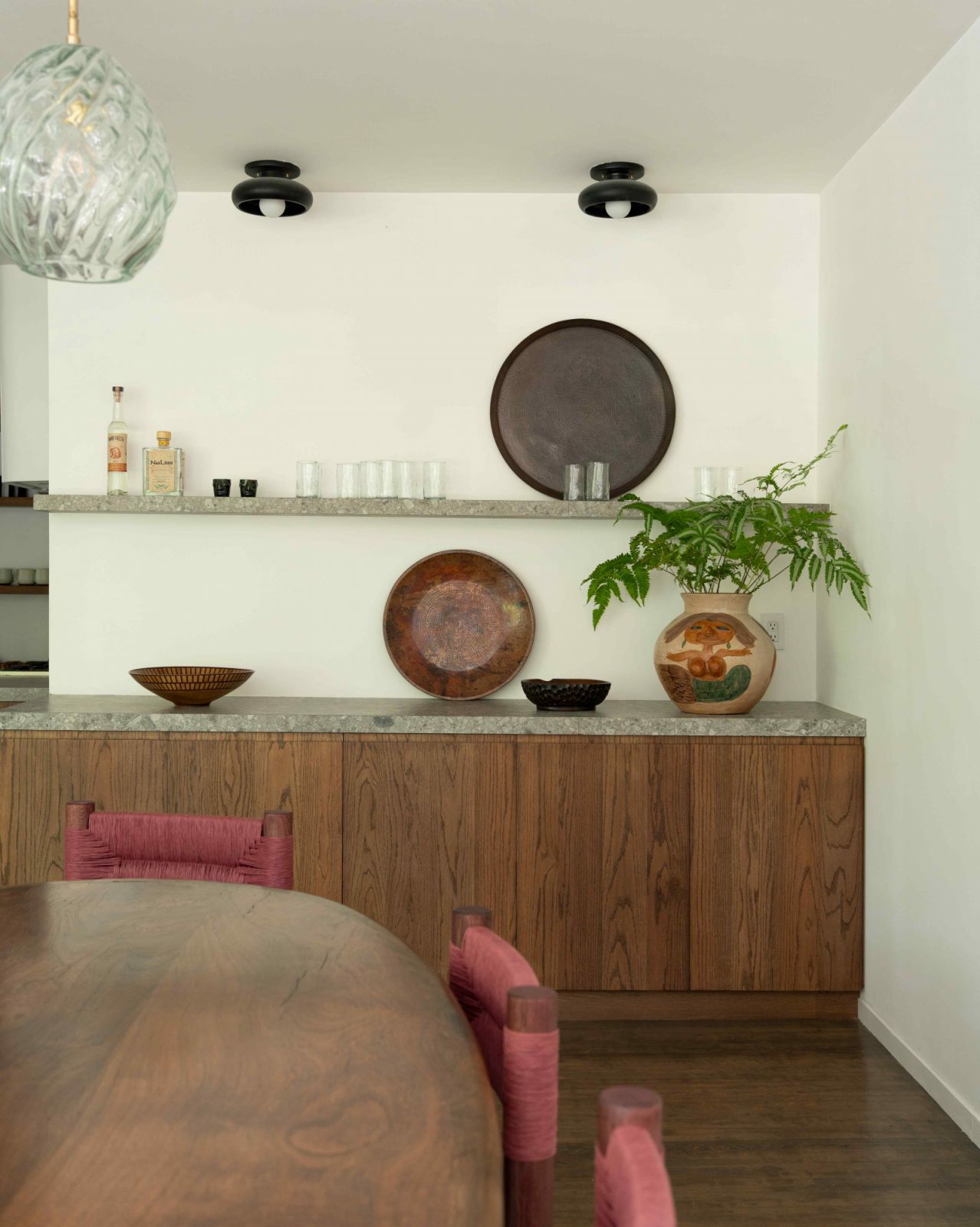 An artisanal confluence on the wooden credenza (Photo: Fabian Martinez)