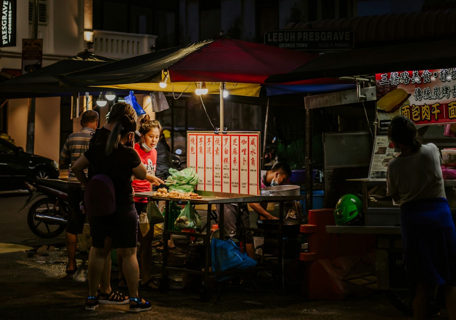 A local hawker in George Town, Penang (Photo: Unsplash)