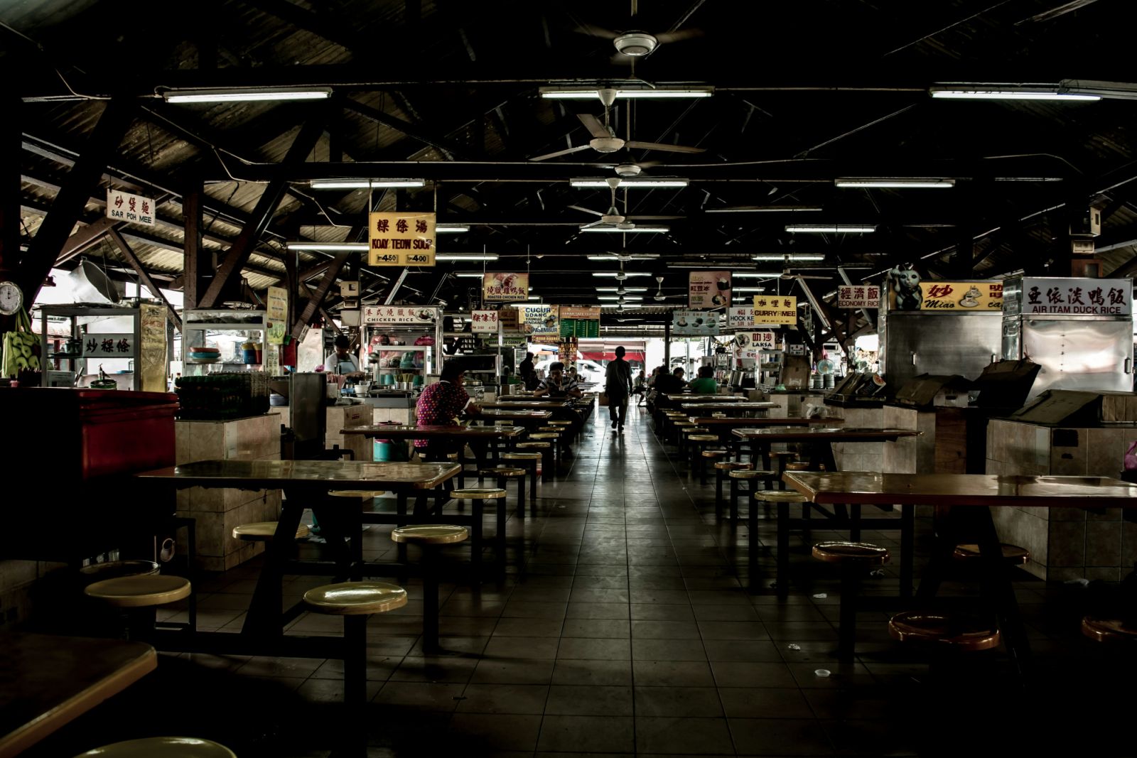 A food court in George Town (Photo: Unsplash)