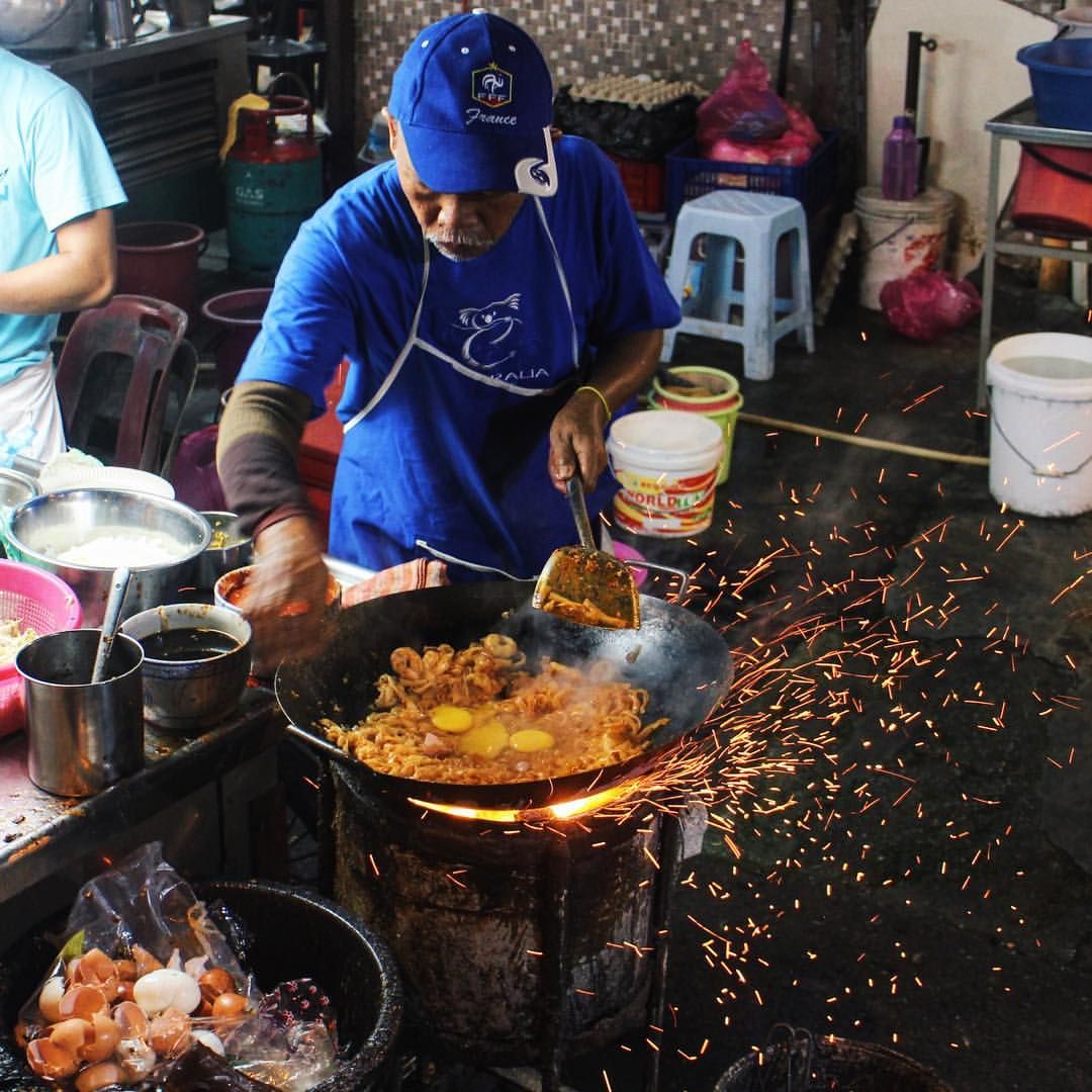 Char kway teow being prepared in a wok (Photo: Instagram / @hazeldiary_)
