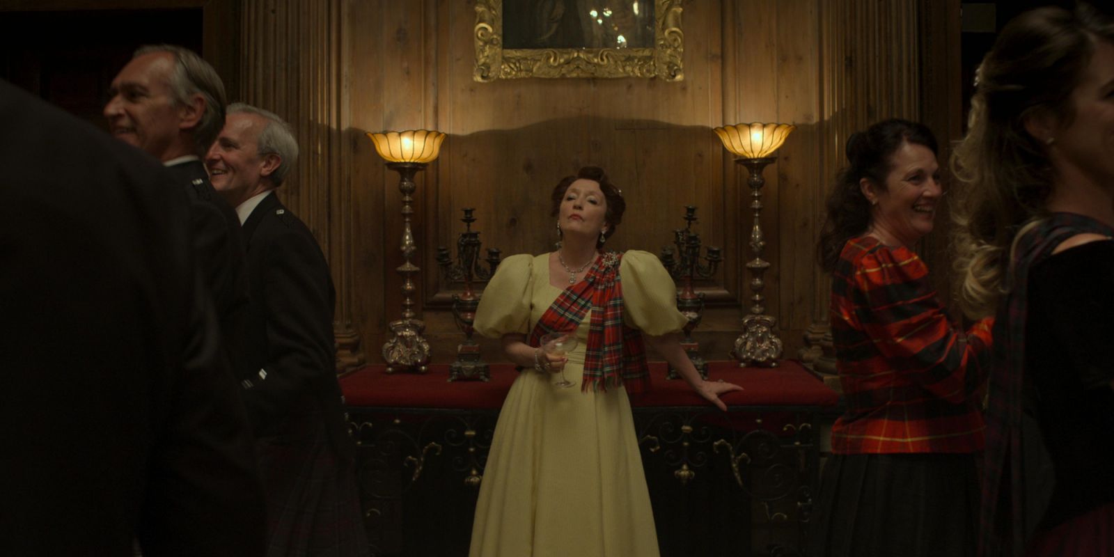 Lesley Manville 以《王冠 The Crown》中飾演戴瑪嘉烈公主一角獲2024年艾美獎劇情類影集女配角提名。(Photo: Netflix)