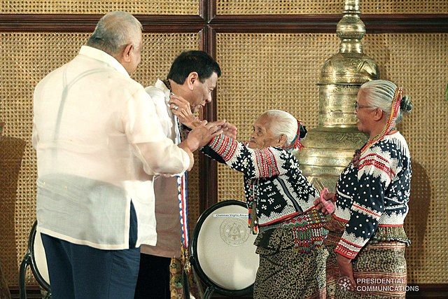 President Rodrigo Roa Duterte receives a token from Gawad sa Manlilikha ng Bayan Awardee for Master of Mabal Tabih Yabing Masalon Dulo during the awarding ceremony at the Malacañan Palace on October 24, 2018 (Photo: Ace Morandante/Creative Commons)