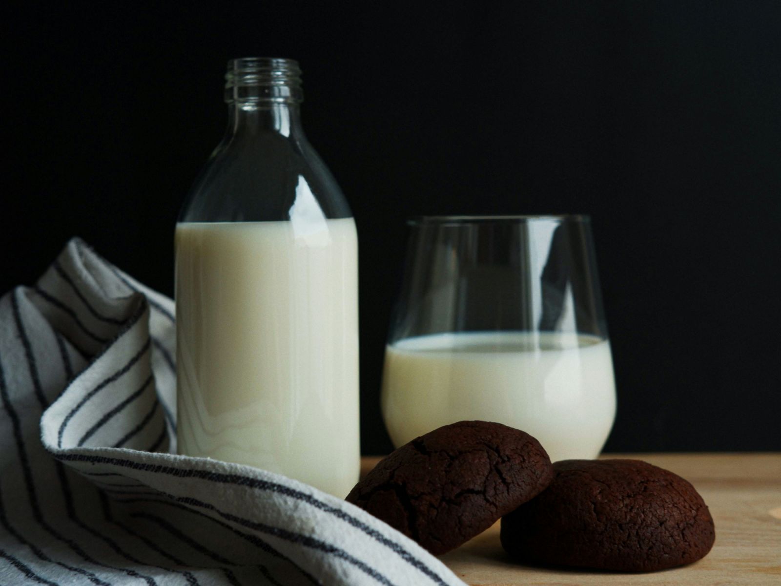 Milk and cookies (Photo: Unsplash)