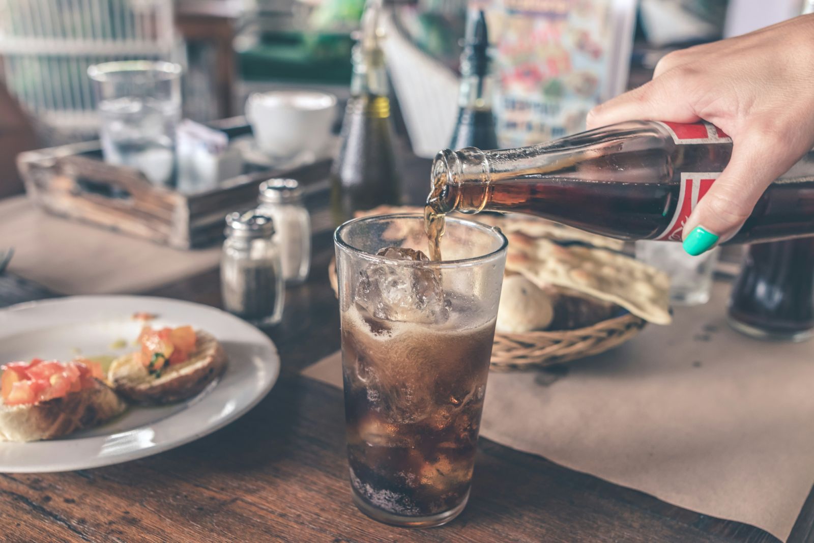 Pouring a glass of cola (Photo: Unsplash)