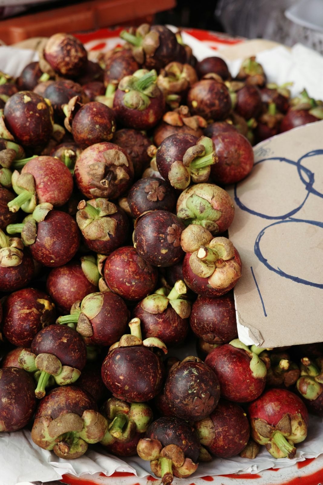Mangosteen in a market (Photo: Unsplash)