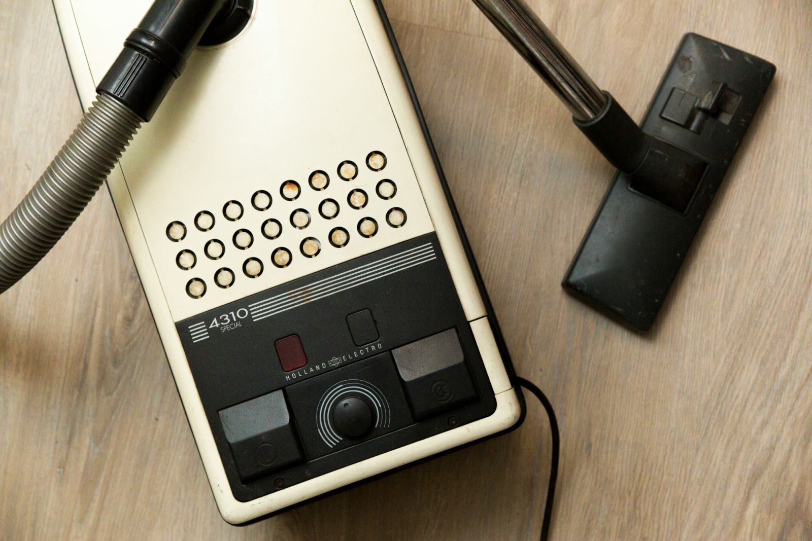 Old Dutch Miele vacuum cleaner (Photo: Unsplash/Lukas ter Poorten)