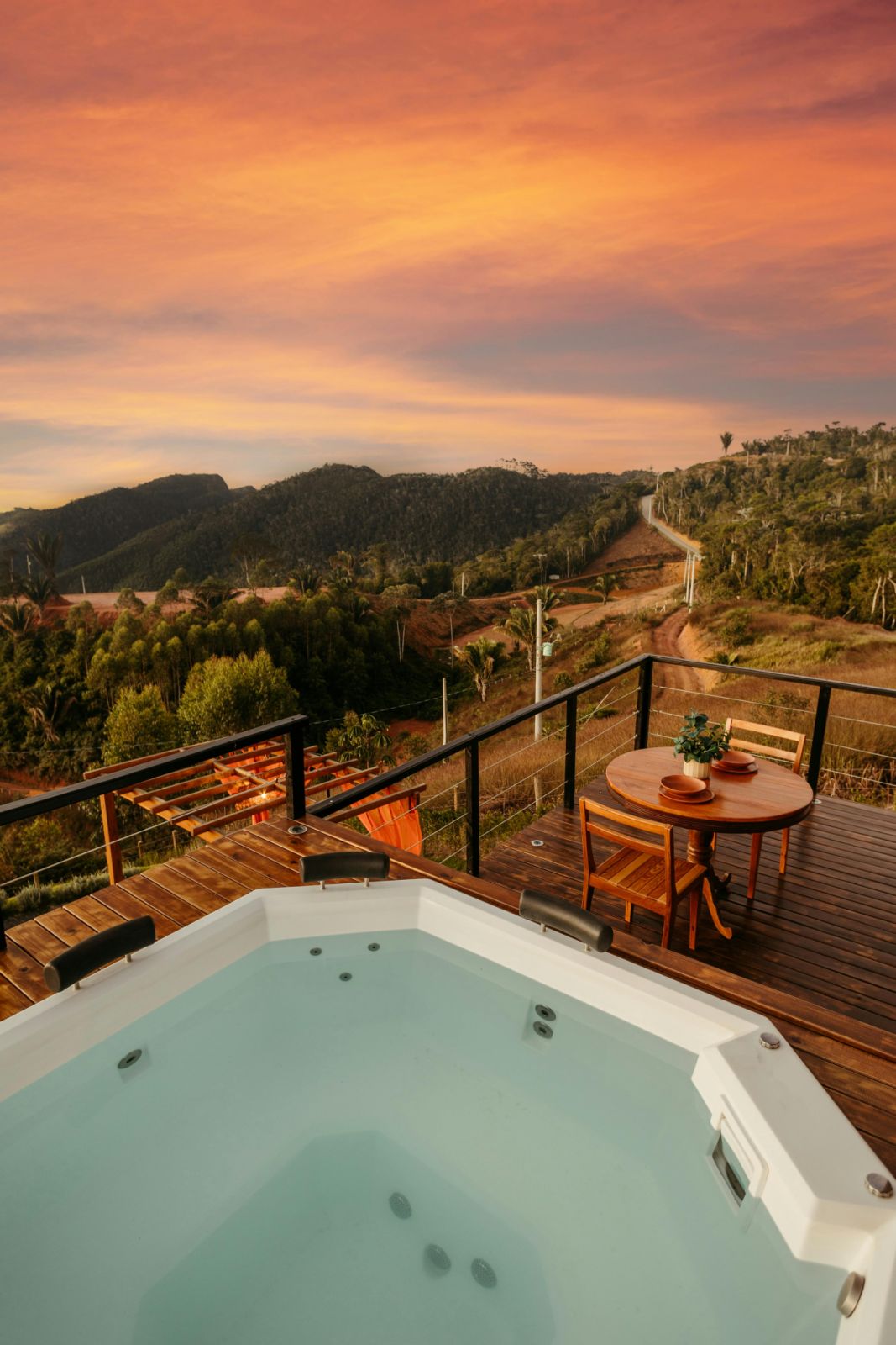 Al-fresco hot tub (Photo: Pexels/Jonathan Borba)