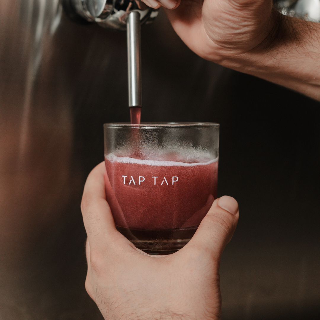 A draught cocktail of earl grey infused gin, basil, strawberry, and lemon (Photo: Instagram / @drink_taptap)
