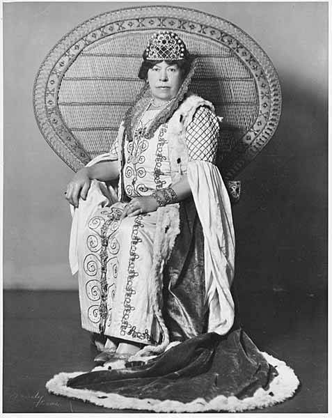 American socialite Marguerite Carmack sitting in a peacock chair in the 1910s (Photo: Wikimedia Commons)