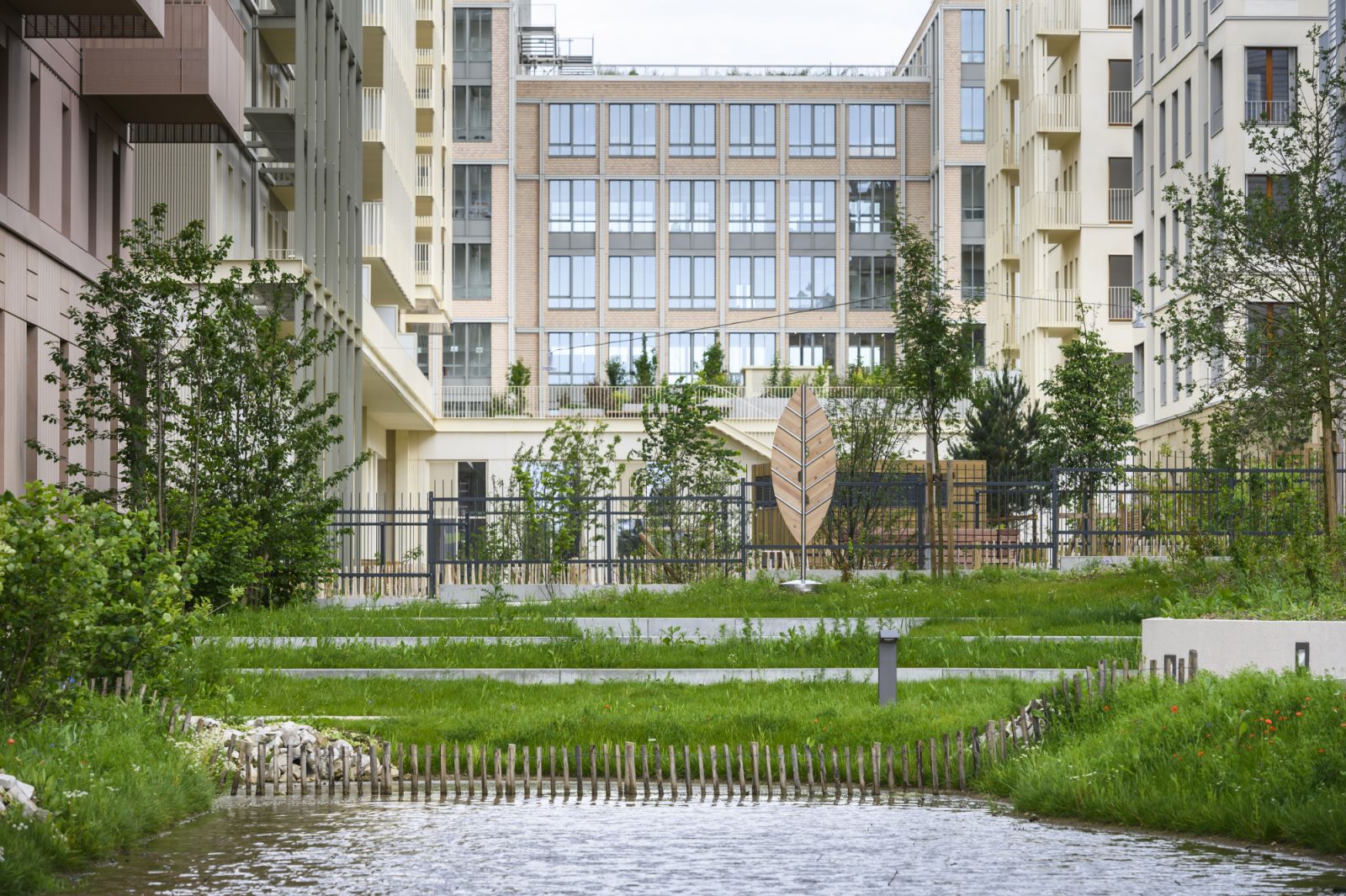 Gridded, hybrid structure of timber and concrete (Photo: Solideo, Sennse-Cbadet)